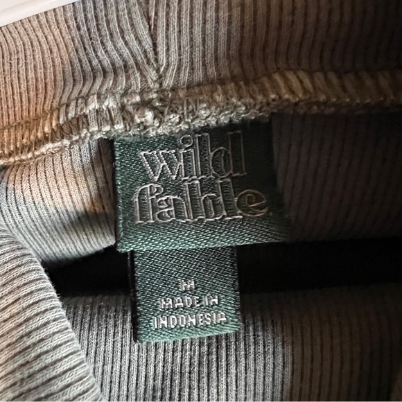 Green Turtle Neck - Picture 3 of 3